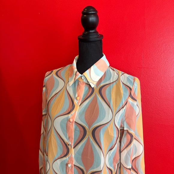 Retro Patterned Button-Up Shirt - Picture 7 of 9